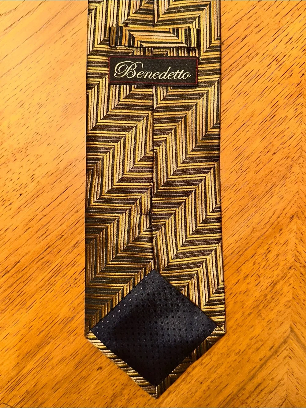 Benedetto 100% SILK Men's Designer Geometric Tie Gold Black Chevron Pattern